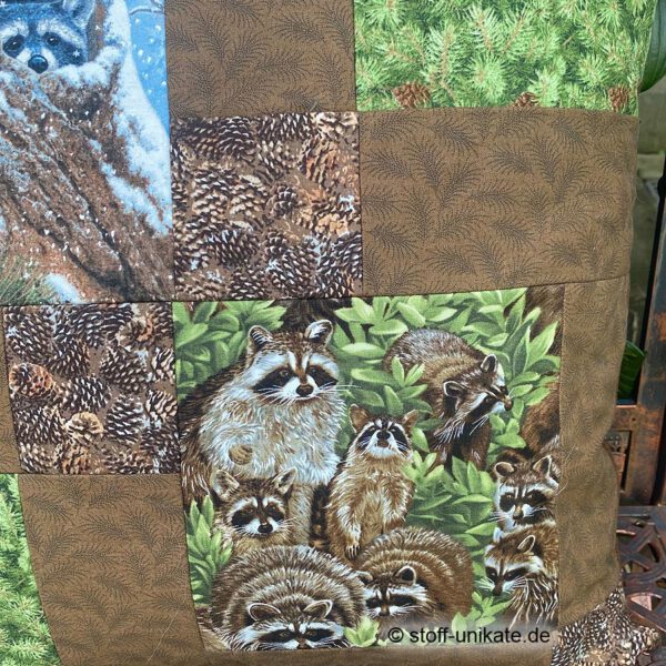 Detailansicht mit Waschbären in naturgetreuer Abbildung vom Dekokissen Waschbären. Stoff-Unikate handmade in germany