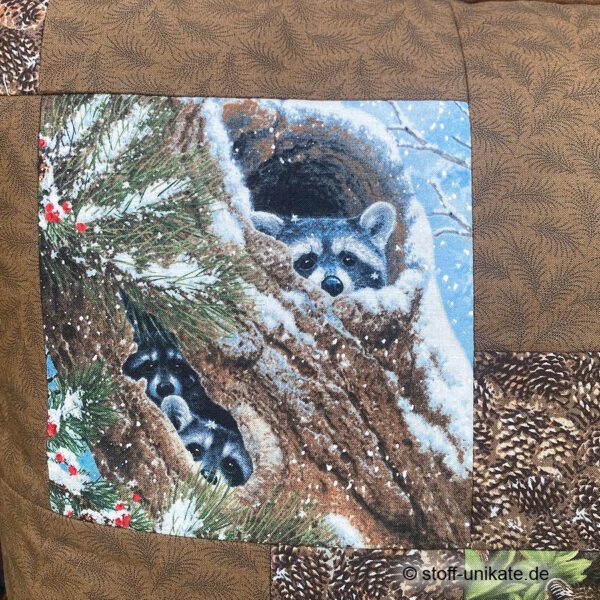 Detailansicht vom Dekokissen mit Waschbären mit zwei Waschbären im Baum. Stoff-Unikat handmade in Germany