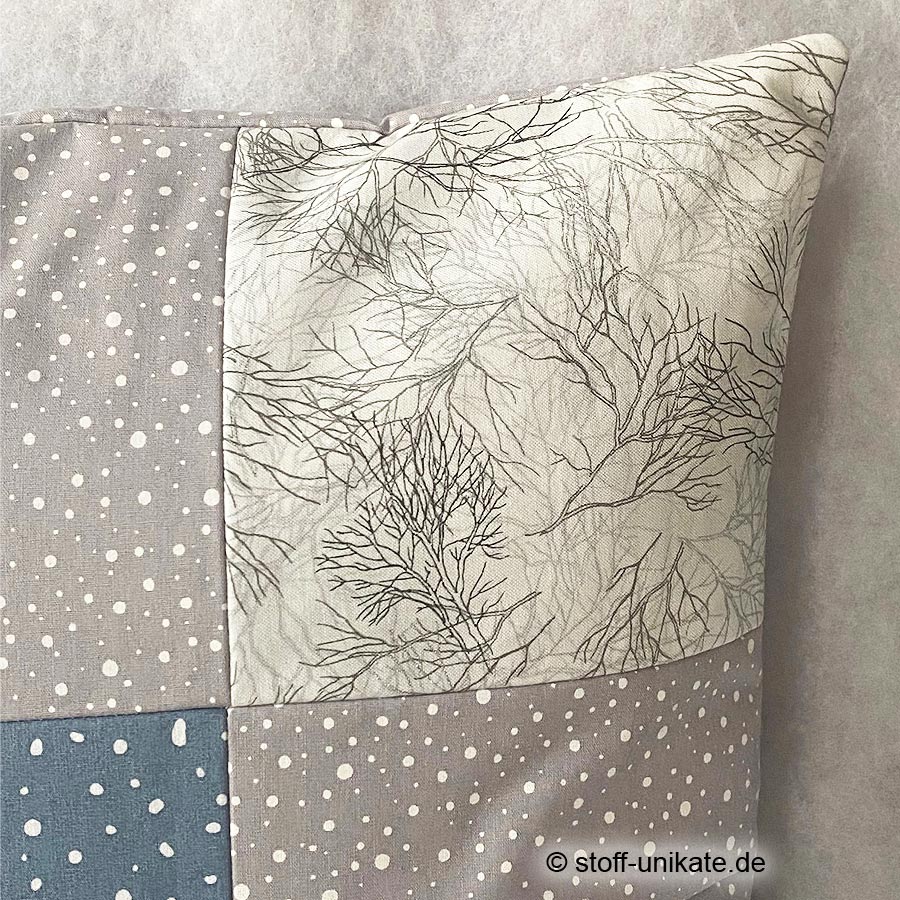 Detailansicht mit silbernen Zweigen aus der Deko-Kissen-Serie Schnee-Eulen. Stoff-Unikat handmade in germany