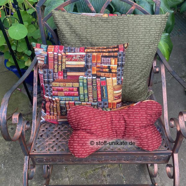 Gruppenfoto aus der Dekokissen-Serie Bücherkatzen mit Leseknochen und Dekokissen. Stoff-Unikate handmade in Germany