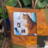 Abbildung einer lesenden Katze aus der Dekokissen-Serie bücherkatzen. Stoff-Unikate handmade in Germany