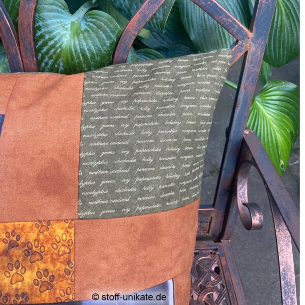 Detailfoto vom Dekokissen mit Abbildung von Schrift. Stoff-Unikat handmade in Germany