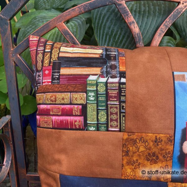 Detailfoto mit Abbildung von Büchern vom Dekokissen. Stoff-Unikate handmade in Deutschland