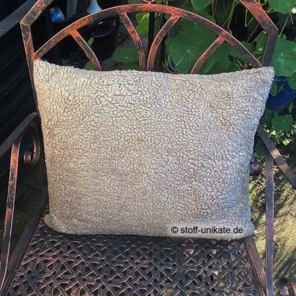Rückseite aus Teddyplüsch vom Deko-Kissen "Eselglück" in der Größe 45 x 55 cm . Stoff-Unikat handmade in Germany