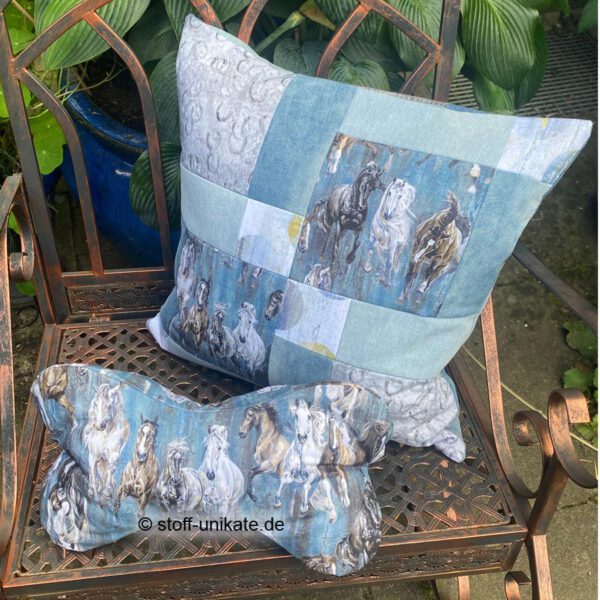 Set bestehend aus Dekokissen und Nackenknochen wählbar. Mit Pferdemotiven in jeansblau. Stoff-unikate handmade in Deutschland