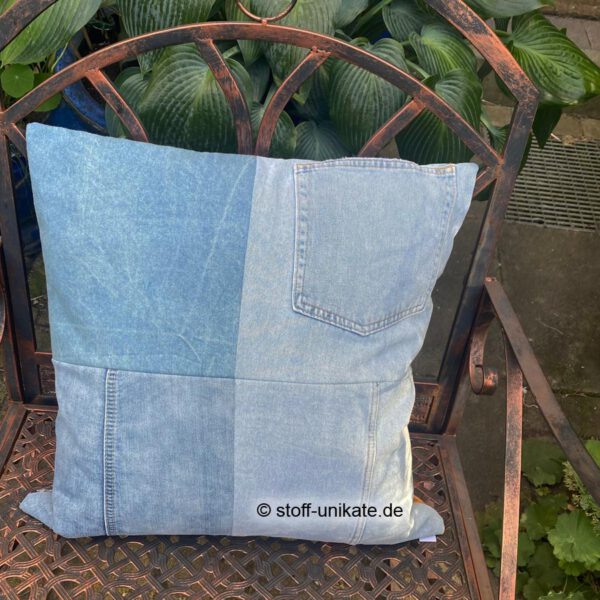 Rückseite vom Dekokissen "Spirit of the Wolf" genäht aus Upcycling-Jeans. Stoff-Unikat handmade in Germany