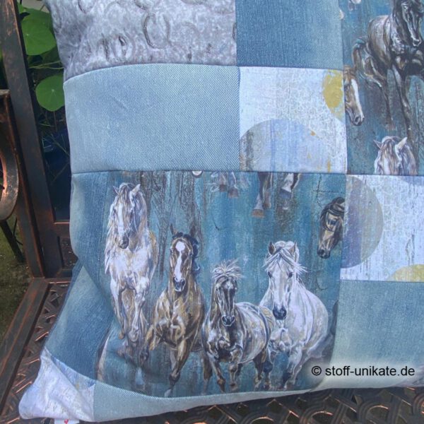 Detailansicht vom Upcycling-Kissen mit Pferdemotiven und Jeansstoffen. Stoff-unikat handmade in Germany