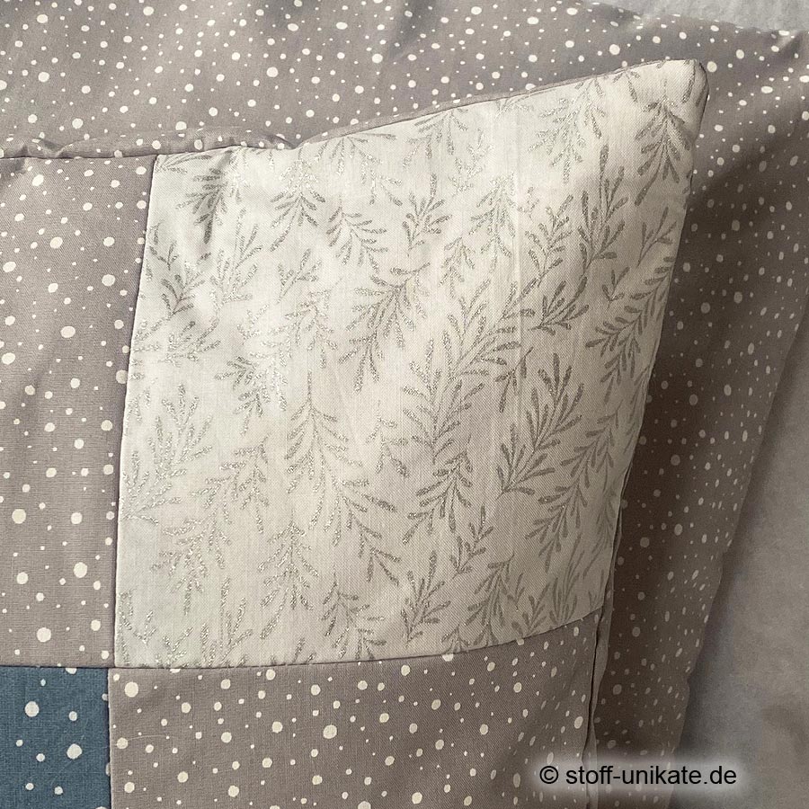 Detailansicht mit silbernen Blättern aus der Serie Schnee-Eulen. Stoff-Unikate handmade in Germany