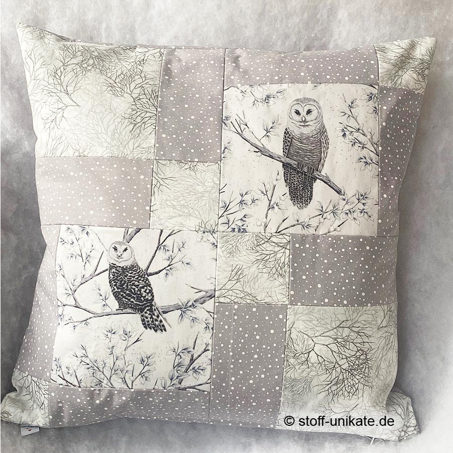 50 x 50 cm Dekokissen mit Schnee-Eulen. Stoff-Unikate handmade in Deutschland
