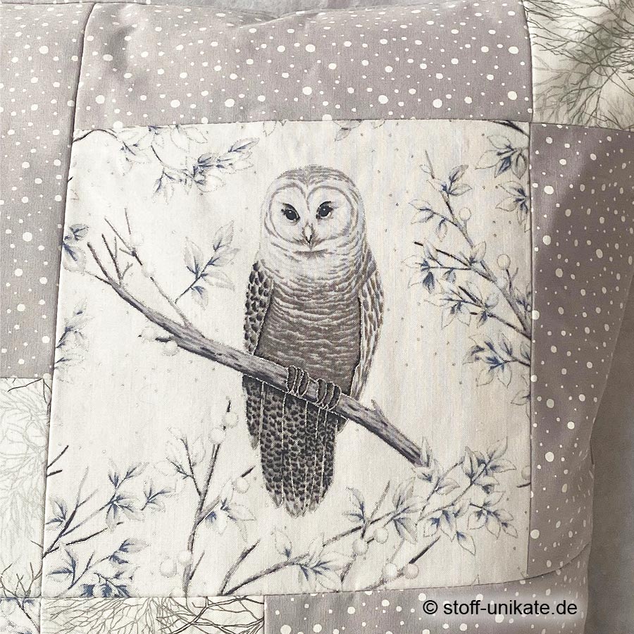 detailansicht einer Eule vom Dekokissen Schnee-Eule. Stoff-Unikat handmade in Germany