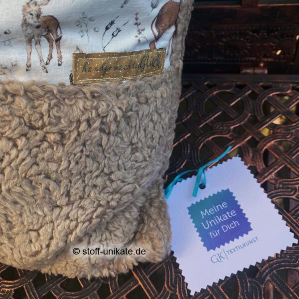 Detailfoto vom Deko-Kissen eselglück mit Label "handegemachtes glück". Stoff-Unikat handmade in Germany