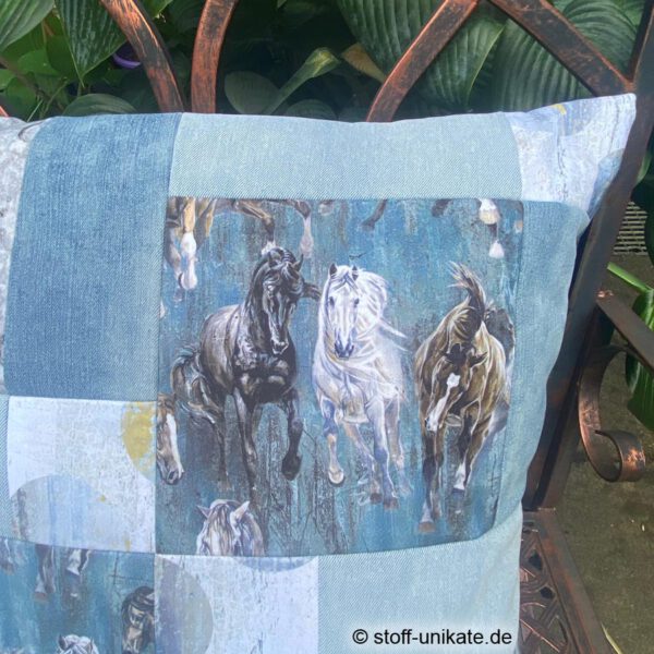 Detailansicht vom Dekokissen "Pferdeglück" mit Pferden auf jeansblau. Stoff-Unikate handmade in germany