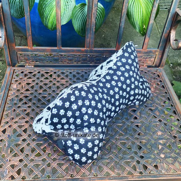 Leseknochen, Nackenkissen in black and white mit Katzenmotiven. Stoff-Unikat handmade in germany
