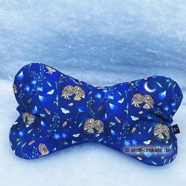 Leseknochen, Nackenkissen mit kleinen Nachteulen auf dunkelblauem Baumwollstoff von acufactum. Stoff-Unikat handmade in Deutschland