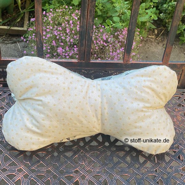 rückseite vom Leseknochen "Musikalische Katzen" mit Pfotenmotiven auf creme. Stoff-Unikat handmade in Germany
