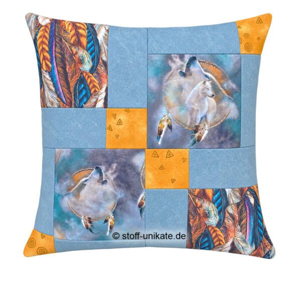 Dekokissen Spirit of the Wolf mit Jeans-upcycling-stoffen. Stoff-Unikate handmade in Germany