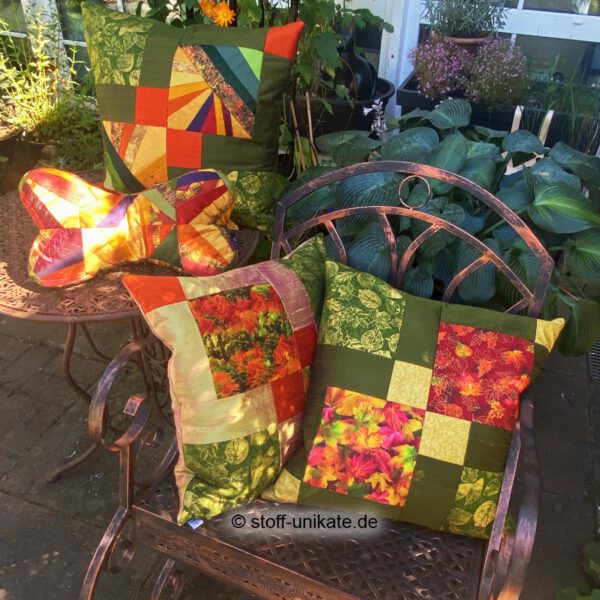 Dekok-Kissen Serie "Indian Summer" bestehend aus drei Künstlerkissen und einem Leseknochen in leuchtenden Herbstfarben. Stoff-Unikate handmade in germany
