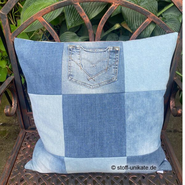 Rückseite vom Dekokissen, Upcycling-Kissen "Pferdeglück" aus Jeans 2. Hand und Pferdemotiven. Stoff-Unikate handmade in germany