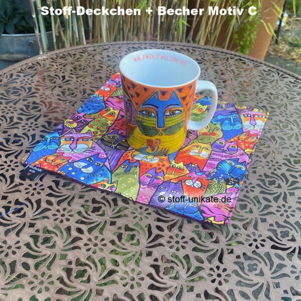 C_Geschenkset bestehend aus Porzellanbecher und Stoffdeckchen mit bunten Katzen. Stoff-Unikate handmade in Germany