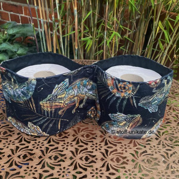 Klopapierhalter aus Stoff passend für zwei Klorollen mit Chamäleon-Motiven. Stoff-Unikate handmade in Germany
