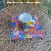 D_Geschenkset bestehend aus Porzellanbecher und Stoff-deckchen mit bunten Katzen von Laurel Burch. Stoff_unikate handmade in Germany