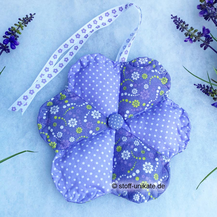Duftkissen in Blütenform gefüllt mit Lanvendelblüten. Stoff-Unikate handmade in germany