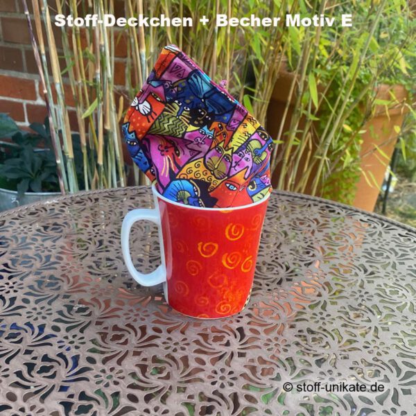 E_Rückseite der Porzellantasse von Laurel Burch mit bunten Katzen. Stoff-Unikate handmade in Germany