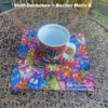 E_Geschenkset bestehend aus Stoffdeckchen und Porzellanbecher mit bunten Katzen von Laurel Burch. Stoff-Unikate handmade in Germany
