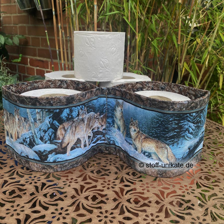 Klorollenhalter passend für zwei Klorollen. genäht aus reiner Baumwolle mit Wolfsmotiven. Stoff-unikate handmade in Germany