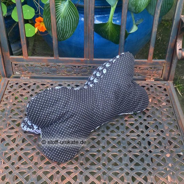 Rückseite vom Leseknochen mit schwarz-weißen Punkten. Stoff-Unikate handmade in Germany