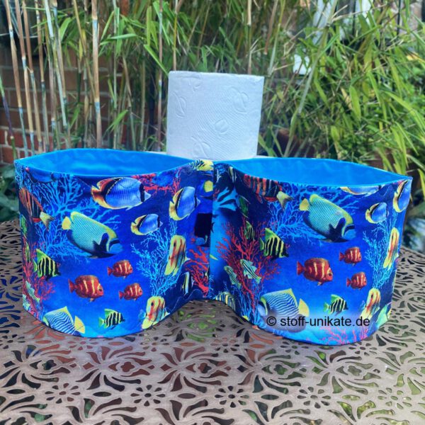Klopapier Aufbewahrung passend für zwei Klorrollen. Genäht aus hochwertiger Baumwolle mit fischmotiven. Stoff-Unikate handmade in germany