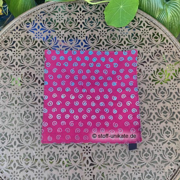 Rückseite von Stoffdeckchen mit bunten Katzen von Laurel Burch. Stoff-Unikate handmade in Germany