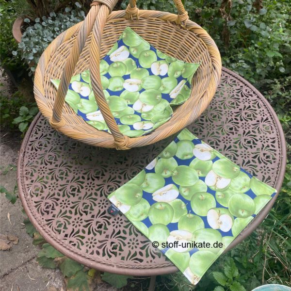 Zwei Stoffdeckchen in unterschiedlichen Größen mit Apfelmotiven. Stoff-Unikate handmade in Germany