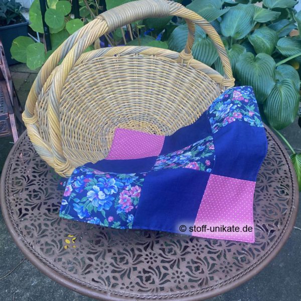 Patchworkdeckchen mit Blumenmuster. Stoff-Unikate handmade in Germany