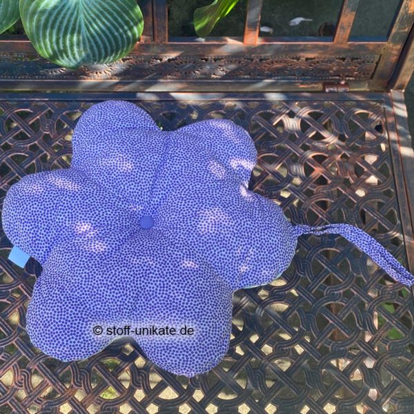 Dekokissen im Blumenform in Lilatönen mit Lavendel und Elfen. Stoff-Unikate handmade in Germany