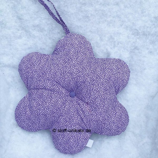 Dekokissen in Blütenform genäht aus reiner Baumwolle. Stoff-Unikate handmade in germany