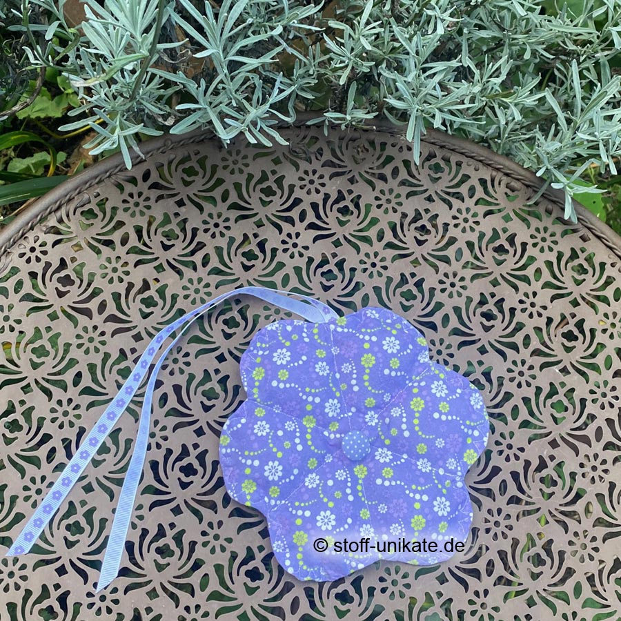 Duftkissen in Blütenform in Lilatönen gefüllt mit Lanvendelblüten. Stoff-Unikate handmade in Germany