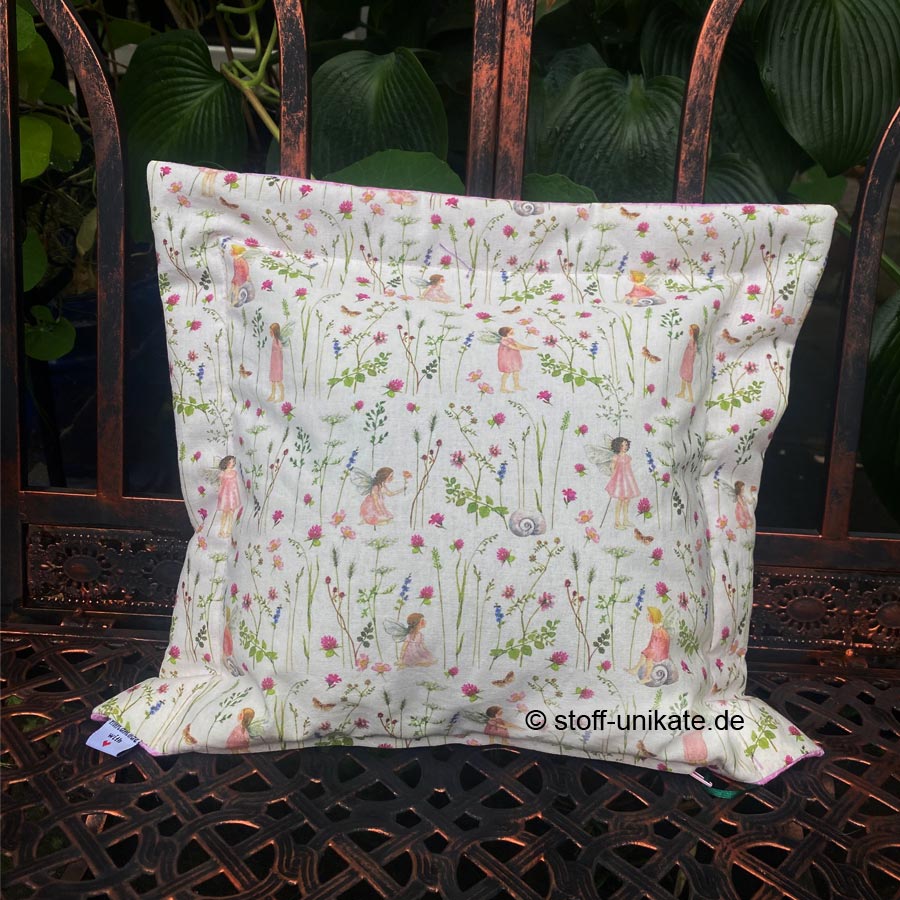 Rosenblütenkissen mit Elfenmotiven in creme-rosa-Tönen. Stoff-Unikate handmade in Germany