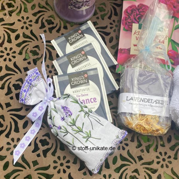 Accessoires für das Wellness-Körbchen mit Lavendelmotiven. Stoff-Unikate handmade in germany