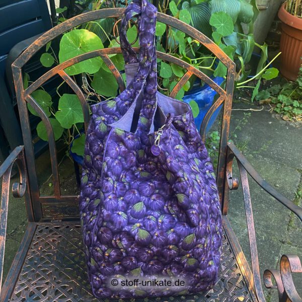 XXL-Einkaufstasche für den Wochenmarkt oder großen Einkauf. Genäht aus reiner Baumwolle mit violettfarbenen Feigenmotiven. Stoff-Unikate handmade in Germany