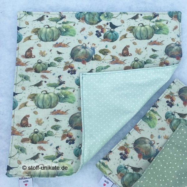 Großes Stoffdeckchen mit Kürbis- und Katzenmotiven genäht aus hochwertigen Baumwollstoffen. Stoff-Unikate handmade in Germany