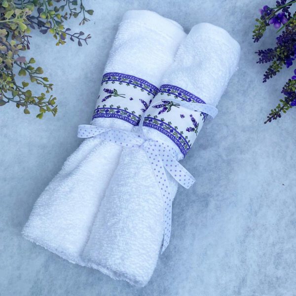 Zwei gästehandtücher mit Lavendelbordüre. Stoff-unikate handmade in Germany
