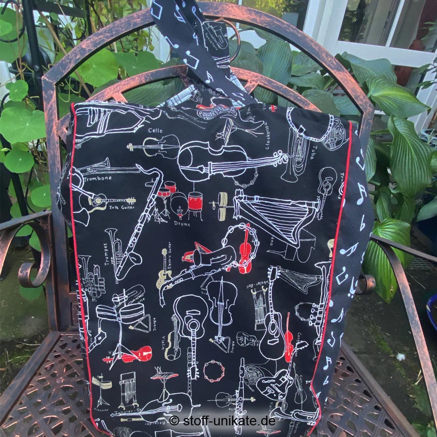 XXL-Einkaufstasche, Jum,botasche genäht aus Baumwollstoffen in schwarz-rot-weiß. Stoff-Unikate handmade in Germany