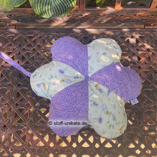 Dekokissen in blumenform mit Lavendel- und Elfenfmotiven. Genäht aus reiner Baumwolle. Stoff-unikate handmade in Germany