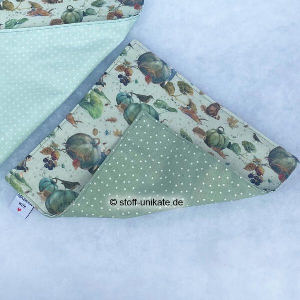 Kleines Stoffdeckchen mit Kürbis- und Katzenmotiven. Genäht aus hochwertiger Baumwolle. Stoff-Unikate handmade in Germany