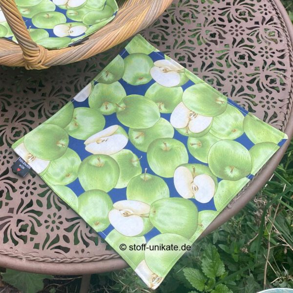 Kleines Stoff-Deckchen mit Apfelmotiven. Stoff-Unikate handmade in Germany