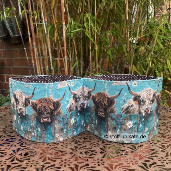 Toilettenpapieraufbewahrung passend für zwei Klorollen mit Hochlandrindern. Stoff-Unikate handmade in Germany