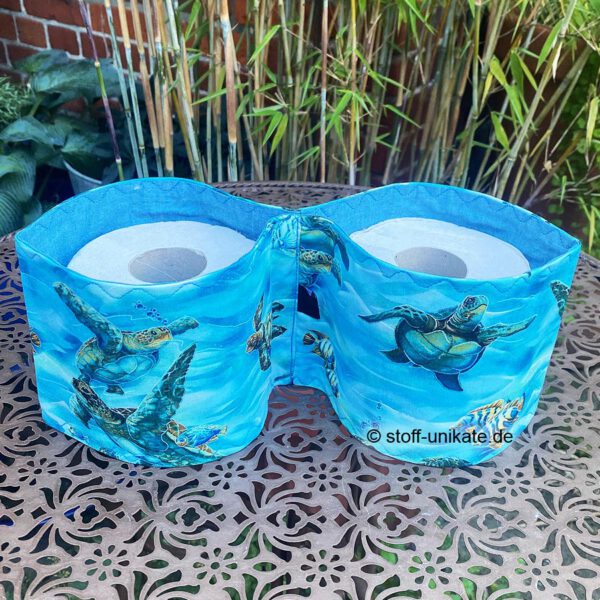 klorrollenhalter aus Stoff passend für zwei toilettenpapierrollen. genäht aus hochwertiger Baumwolle mit Schildkrötenmotiven. Stoff-Unikat handmade in germany