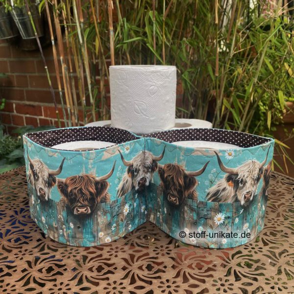 Klorollenhalter passend für zwei Toilettenpapierrollen mit Hochlandrindern. Stoff-Unikat handmade in germany