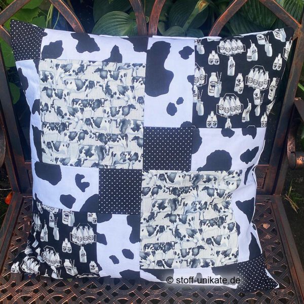 Patchworkkissen mit Kuhmotiven in schwarz-weiß. Stoff-Unikate handmade in germany